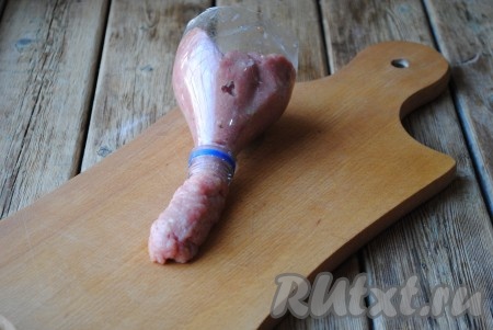 Теперь из фарша надо сформировать колбаски продолговатой формы - чевапчичи. Это можно сделать мокрыми руками или же воспользоваться пластиковой бутылкой. Я сформировала чевапчичи с помощью бутылки, для этого нужно в бутылке отрезать верхнюю часть, крышку убрать, а в получившуюся воронку выложить мясной фарш и продавить его через горлышко. Колбаски получаются одинаковой толщины, длину регулируйте по желанию.&nbsp;
