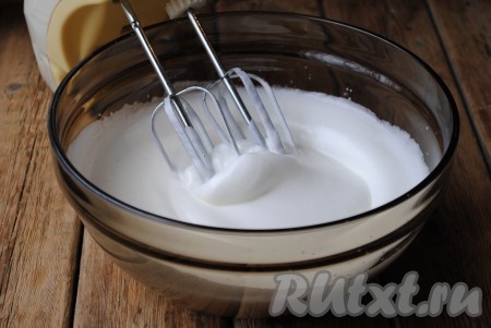 Затем, постепенно добавляя в белки 0,5 стакана сахара, взбить белки до стойких пиков.&nbsp;
