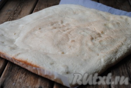 Противень застелить пергаментом и вылить тесто, разровнять его лопаткой. Отправить противень с тестом в предварительно разогретую духовку и выпекать бисквит 15-20 минут при температуре 180 градусов. Время выпечки зависит от Вашей духовки.&nbsp;Корж должен слегка подрумяниться и стать сверху сухим, а не липким. Готовый бисквит достать из духовки, освободить от пергамента и остудить.&nbsp;
