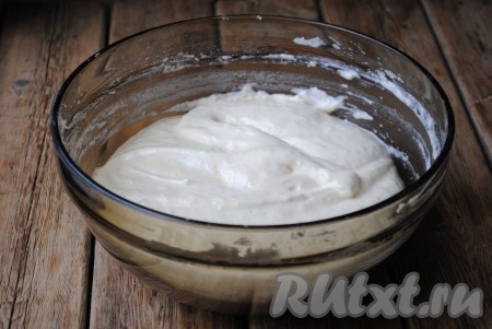 Аккуратно перемешать снизу вверх. Добавить просеянную муку и ещё раз перемешать. Тесто должно быть воздушной консистенции. 