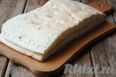 Остывший бисквитный корж разрезать на две равные части.&nbsp;
