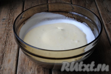 Отдельно взбить желтки с оставшимся сахаром до побеления массы&nbsp;и увеличения в объеме. Взбитые желтки добавить к белкам.&nbsp;
