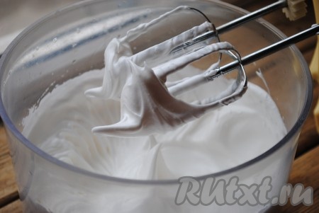 Пока сироп варится, нужно взбить белки в стойкую пену. Затем, не выключая миксер, влить горячий сироп и взбивать ещё 7-8 минут, пока чаша с кремом полностью не остынет и белковый крем не станет густым. 