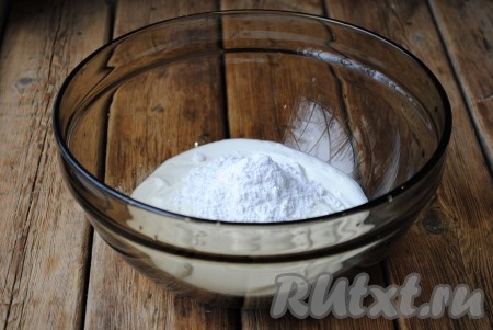 Для приготовления сметанного крема нужно соединить сметану (сметану лучше брать жирностью 20%, но подойдёт и сметана жирностью 15%) с сахарной пудрой (количество сахарной пудры регулируйте по своему вкусу) и взбить миксером до однородной консистенции.
