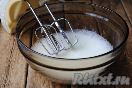 Белки со щепоткой соли взбить миксером до образования лёгкой пены. 