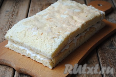 Второй корж также смазать кремом и выложить поверх фруктов (сухой стороной на верх). Затем обмазать верх и бока бисквитного торта сметанным кремом и отправить в холодильник. После пропитки торт можно украсить по своему вкусу и подать к столу. Я же предлагаю украсить его белковым заварным кремом, который сделает торт особенно нарядным.
