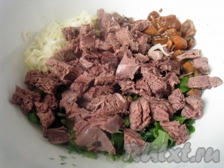 Мясо порезать на кусочки. На фото - отварная лосятина, но можно использовать говядину, курицу, телятину в вареном или запеченом виде.