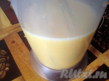 Яйца взбить с водой, солью и куркумой, напечь на раскалённой сковороде на растительном масле тонкие блинчики. 