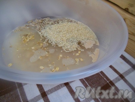 Затем добавьте соль, растительное масло, по желанию, можно всыпать и кунжут, семена подсолнечника, овсяные хлопья, перемешайте.&nbsp;