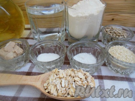 Подготовьте продукты для приготовления хлеба на живых дрожжах в духовке.