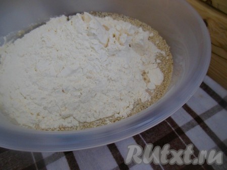 Всыпьте просеянную муку.