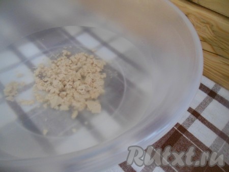 В глубокую миску влейте тёплую воду (температура воды должна быть ориентировочно 38-40 градусов), добавьте сахар и дрожжи, перемешайте. Оставьте на 5-7 минут, для того чтобы дрожжи ожили (на поверхности смеси должна появиться пенная "шапочка").