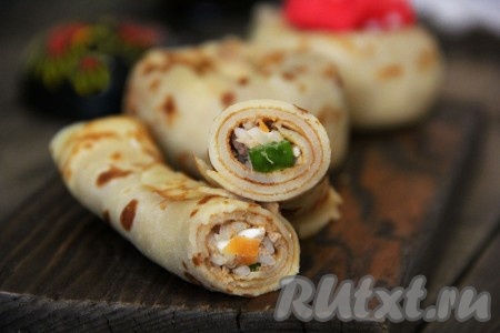 Вкусные блинные улитки с начинкой готовы. Подать блины с консервированным тунцом к чаю.