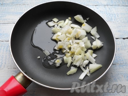 Репчатый лук нарезать средними кусочками, поместить в сковороду, влить растительное масло.