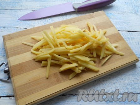 Картофель очистить и нарезать соломкой.
