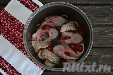 Выложить кусочки толстолобика на овощи в чашу мультиварки.
