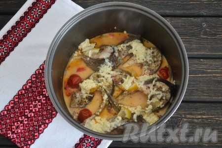 Когда мультиварка огласит о конце приготовления блюда, выложить сочного, ароматного, с нежным вкусом толстолобика на блюдо и сразу же, в горячем виде, подать на стол.
