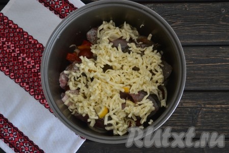 Плавленый сырок натереть на средней терке или можно нарезать небольшими ломтиками и выложить сверху всех ингредиентов, крышку мультиварки закрыть.
