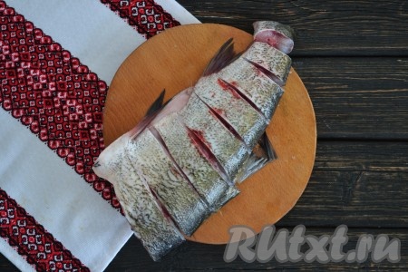 Очистить рыбу от чешуи, отрезать голову и хвост (выбрасывать их не стоит, можно использовать для приготовления других блюд, например, ухи или рыбного супа), удалить внутренности и тщательно вымыть. Особое внимание следует уделить удалению черной пленки внутри рыбы - ее не должно быть, иначе блюдо в результате будет горчить. Разрезать рыбку на порционные кусочки шириной, примерно, по 1,5-2 см.
