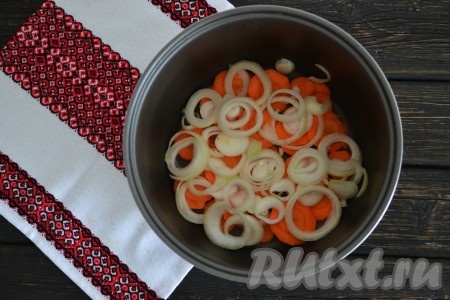 Выложить овощи в чашу мультиварки. Предварительно смазывать чашу не нужно.&nbsp;
