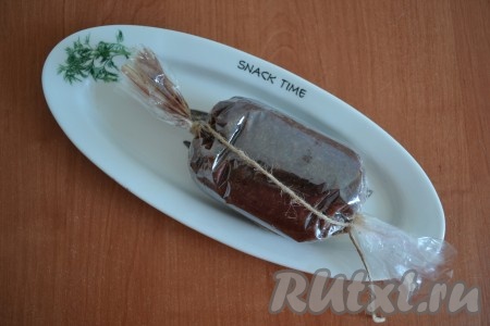 Завязать края пакета, формируя колбаску.