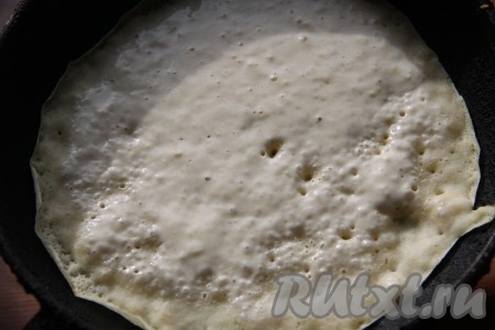 На раскаленную сковороду, смазанную растительным маслом, налить, примерно, 1 половник теста, равномерно его распределить и жарить блинчик с двух сторон до румяного и красивого цвета. Аналогично пожарить все блины.
