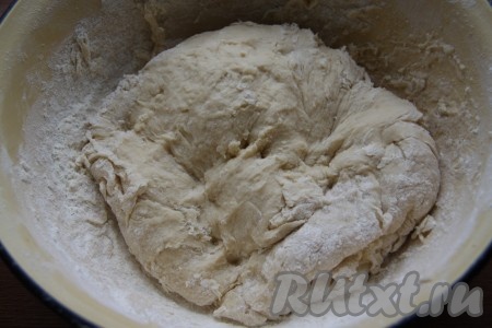 Добавить постепенно муку и замесить мягкое тесто, которое не липнет к рукам.
