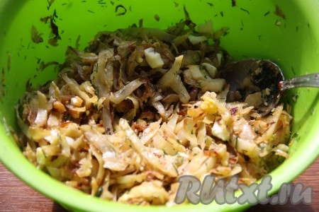 Для приготовления начинки в казанке (или сковороде) обжарить на растительном масле мелко нарезанный лук и натёртую морковь до мягкости, иногда перемешивая, затем добавить нашинкованную капусту и тушить на небольшом огне до готовности (около 40 минут). Готовую тушеную капусту посолить, поперчить, остудить. Яйца сварить вкрутую, очистить, нарезать и вместе с мелко нарезанной зеленью добавить к тушеной капусте и перемешать начинку.