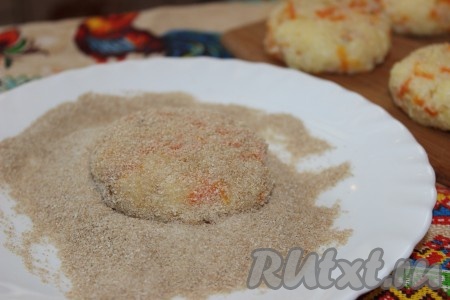 Затем обвалять рисовые котлеты в панировочных сухарях.
