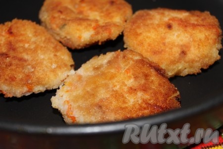Сковороду разогреть с растительным маслом, выложить рисовые котлеты и обжарить на среднем огне с двух сторон до румяной золотистой корочки (примерно по 4 минуты.)
