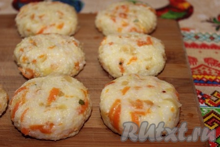 Из полученной массы мокрыми руками сформировать котлеты небольшого размера.&nbsp;
