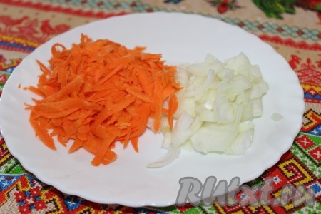 Морковь вымыть, очистить, натереть на крупной терке. Лук очистить, вымыть и нарезать небольшими кубиками.
