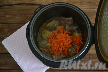 Морковь очистить, вымыть, нарезать соломкой и выложить в чашу мультиварки к обжаренным кусочкам утки.
