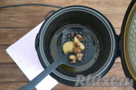 Когда шкварки станут румяного цвета - вынуть их, больше они не понадобятся.