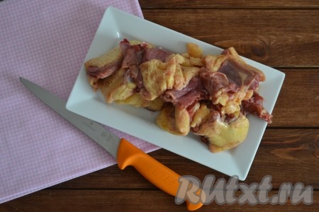 Утку вымыть и нарезать небольшими кусочками. Если не желаете видеть в плове косточки - срежьте мякоть и используйте только её. Утиный жир срезать с мяса и нарезать небольшими кусочками. 