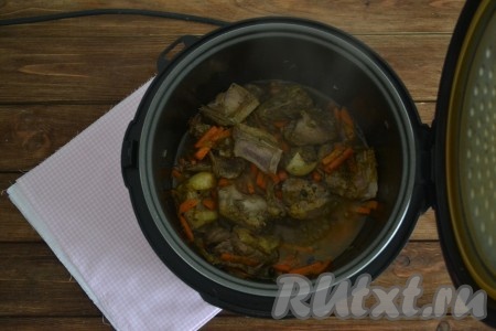 Выложить очищенные зубчики чеснока и влить воду. Переключить мультиварку на функцию "Тушение", закрыть крышку и продолжить готовить 30-35 минут.
