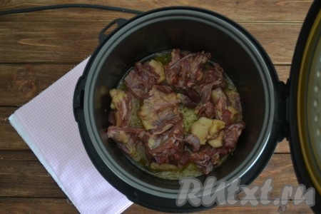 Затем выложить нарезанные кусочки мяса, обжарить, иногда перемешивая, до румяного цвета (на это уйдет 10-15 минут).