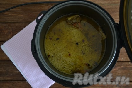 По окончании функции "Тушение", всыпать рис в чашу мультиварки. Вода должна покрывать рис, примерно, на 1-1,5 см. Если воды в чаше меньше - влейте недостающее количество горячей кипяченой воды.