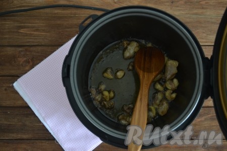 Включить мультиварку на функцию "Жарка" и, когда чаша хорошо разогреется, выложить нарезанный утиный жир. Если на утке много жира - весь использовать не нужно, иначе плов будет очень жирным, а это его не украсит. Утиный жир можно будет использовать в другом блюде, например, испечь с ним картофель.