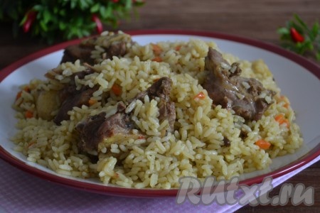 Перед подачей необходимо аккуратно перемешать рис и выложить его на блюдо.
