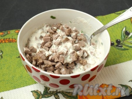 Вареную говядину нарезать средними кубиками, добавить мясо в соус и перемешать, чтобы все кусочки были в соусе. Убрать соус в холодильник на 2 часа.
