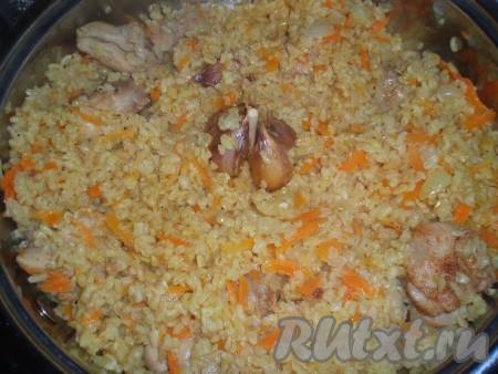 Закрыть сковороду крышкой и тушить плов на маленьком огне, примерно, 25 минут. Затем дать блюду настояться 5 минут.