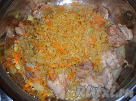 Овощи с булгуром переложить к мясу.