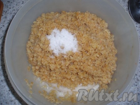 Крупу булгур трижды промыть в горячей подсоленной воде. Именно такой способ промывания булгура я вычитала в интернете, когда только начинала свое знакомство с этой замечательной крупой. Сообщалось, что именно так подготавливают булгур к дальнейшей обработке в тех странах, где он традиционно используется. Действительно, благодаря горячей воде и соли, крупа очень хорошо промывается и становится мягкой, что сокращает время дальнейшего приготовления блюд.