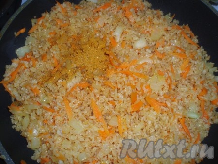 Всыпать приправу для плова, перемешать.