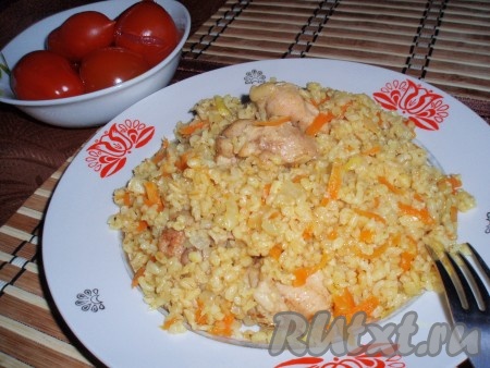 Аппетитный плов из булгура с курицей готов. Подать в горячем виде с овощным салатом или домашними соленьями.
