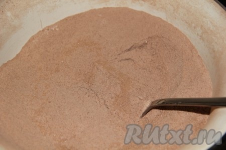 Смешиваем все сухие компоненты (муку, сахар, какао, соду, соль и ванильный сахар). Просеиваем 2 раза через сито. 