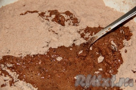 Наливаем затем уксус, потом масло, перемешивая все каждый раз вилкой! Не взбивать ! 