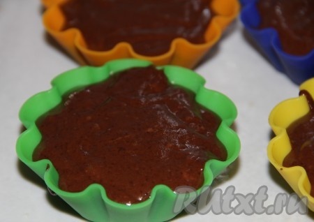 Выкладываем тесто для шоколадных кексиков в формочки и выпекаем 30 минут при температуре 180-200 градусов. 