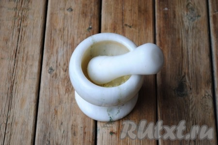 Растирать нужно до состояния пюре. Если у Вас нет ступки, можно воспользоваться чеснокодавкой или блендером. Количество чеснока в рецепте можно уменьшить, но ни в коем случае не исключить, так как именно чеснок является главным ингредиентом соуса "Айоли" и отличает его от майонеза. 